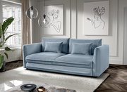 Blaues Funktionssofa in einem modernen Wohnzimmer, frontal betrachtet, mit zwei Kissen und stilvollen Wandbildern im Hintergrund.