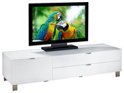 Weißes TV-Lowboard mit zwei Schubladen und einer Tür, darauf steht ein Flachbildfernseher mit Papageienbild, Perspektive von vorne links