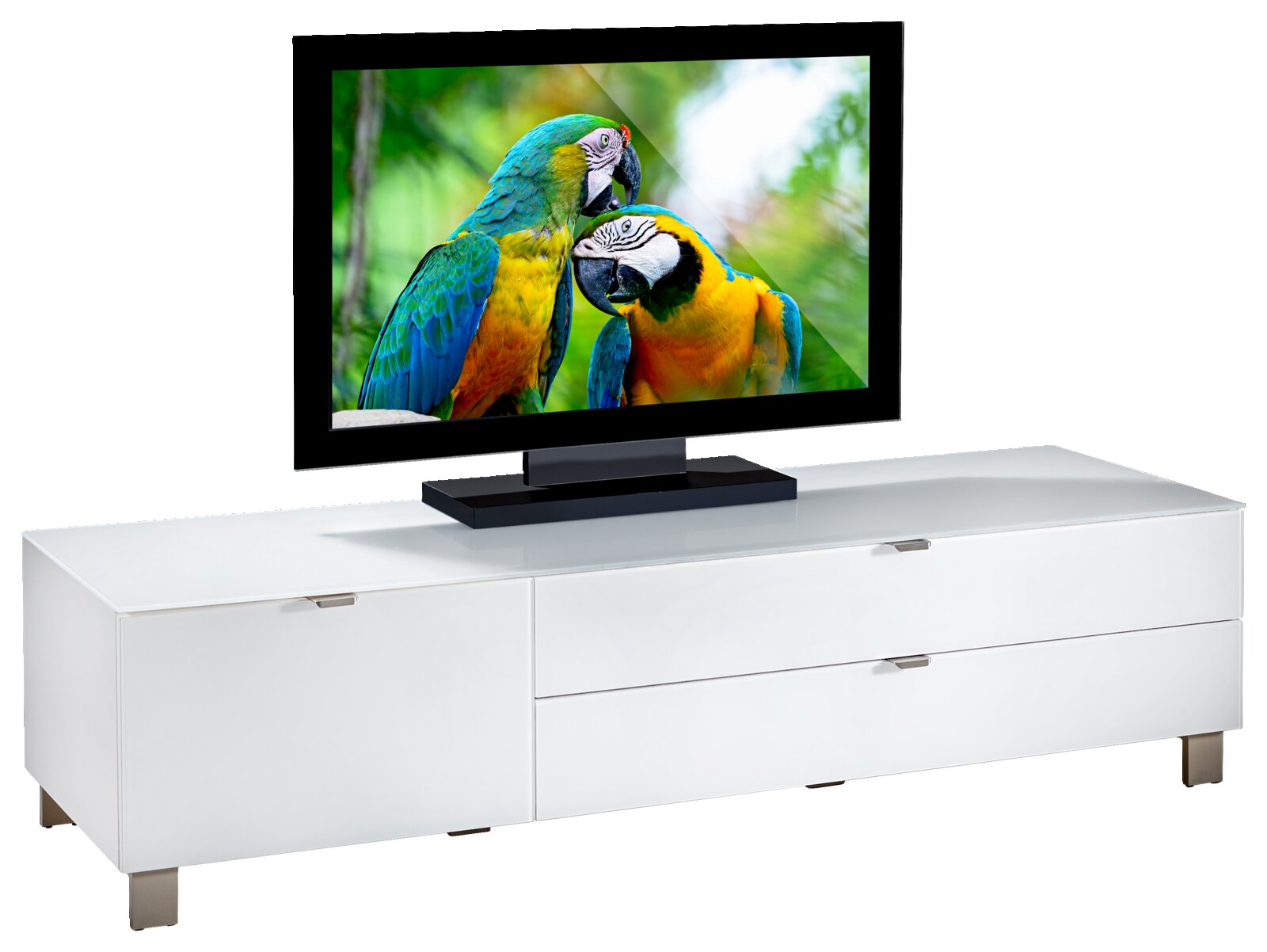 Weißes TV-Lowboard mit zwei Schubladen und einer Tür, darauf steht ein Flachbildfernseher mit Papageienbild, Perspektive von vorne links