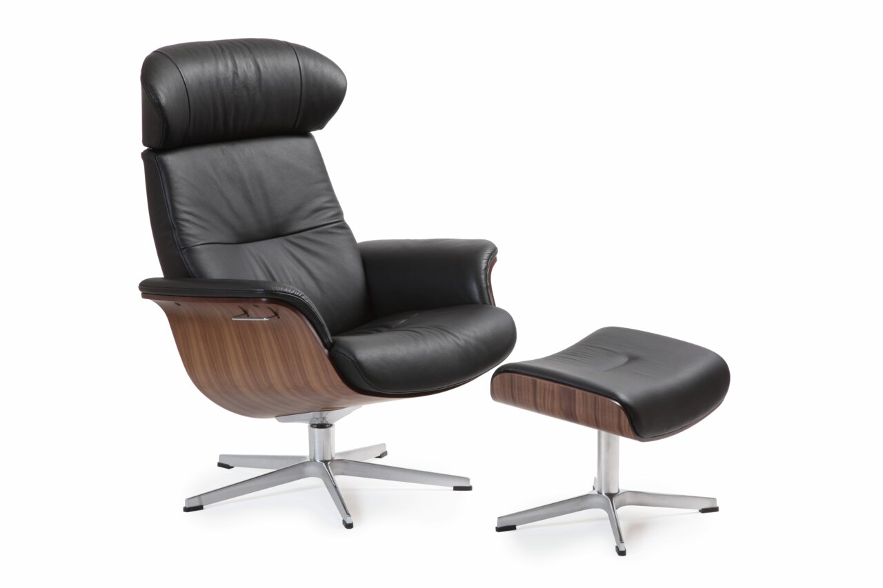 Schwarzer Ledersessel mit passendem Hocker, seitliche Perspektive, modernes Design mit Holz- und Metallakzenten.