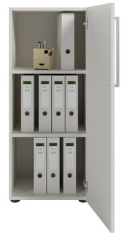 Aktenschrank mit geöffneter Tür, gefüllt mit Ordnern und Bürobedarf, Perspektive von vorne.