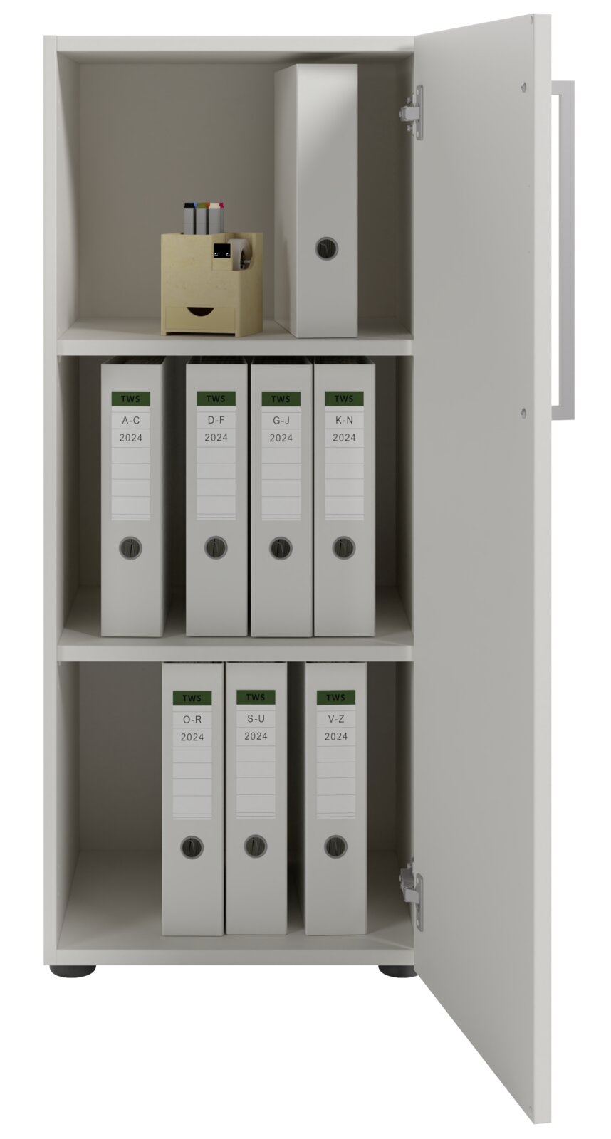 Aktenschrank mit geöffneter Tür, gefüllt mit Ordnern und Bürobedarf, Perspektive von vorne.