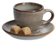 Espresso-Tasse mit Untertasse und zwei Zuckerwürfeln, seitliche Perspektive