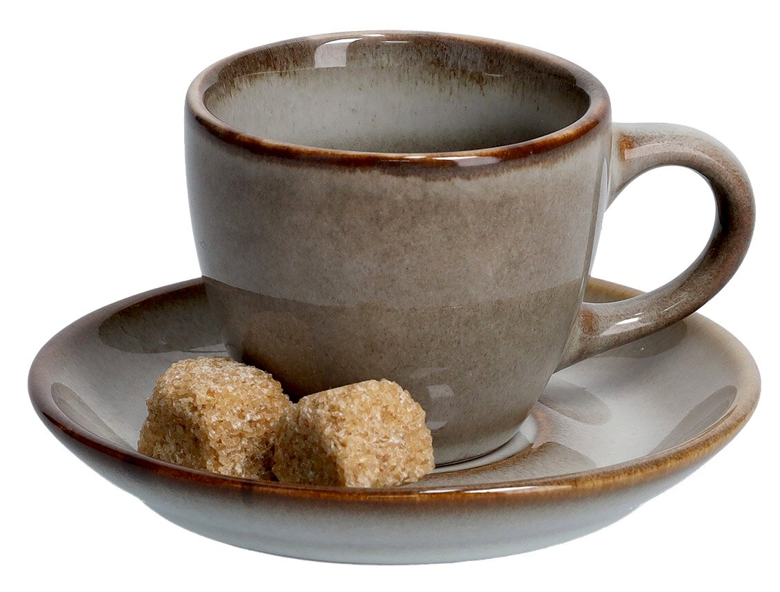 Espresso-Tasse mit Untertasse und zwei Zuckerwürfeln, seitliche Perspektive