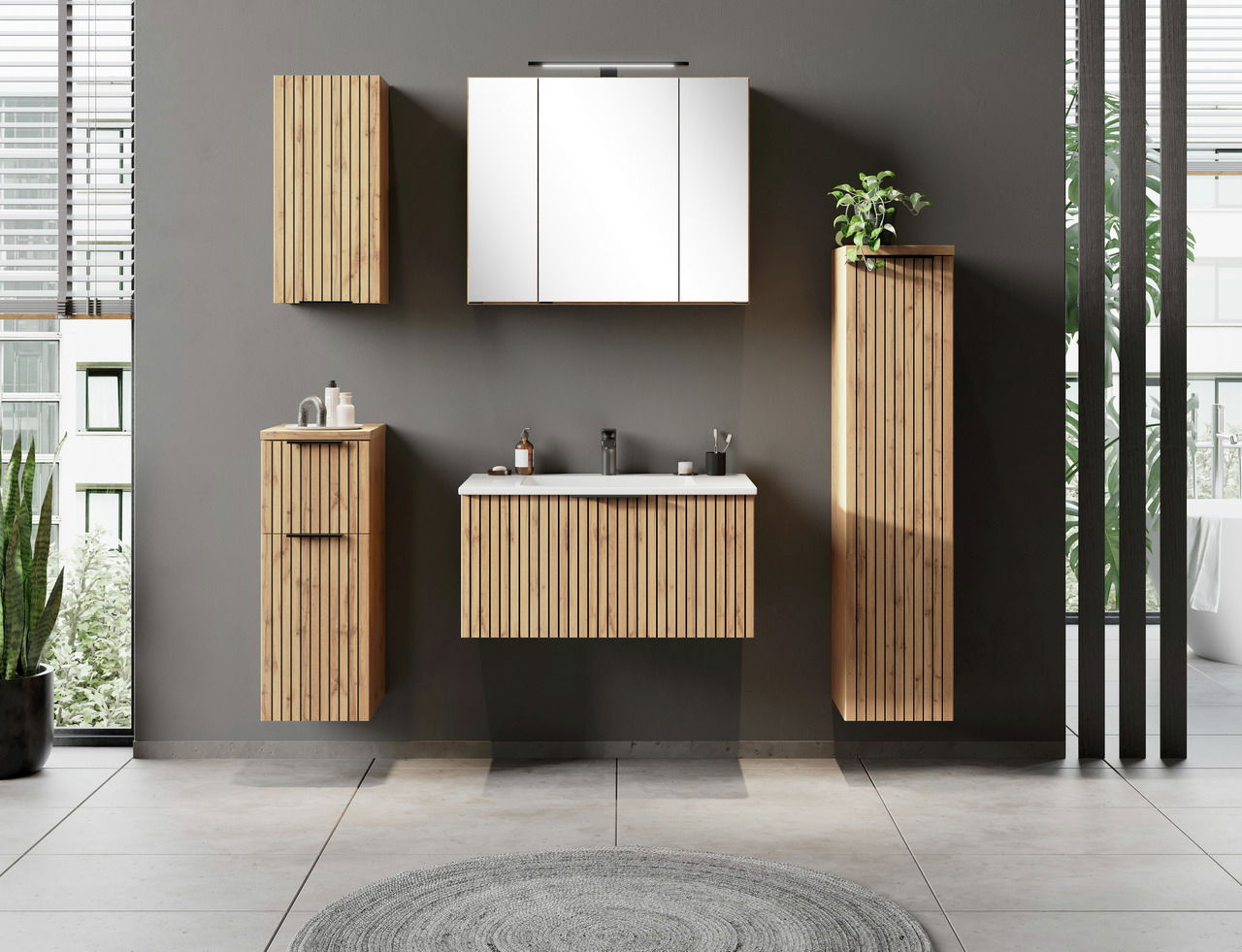 Modernes Waschtisch-Set 80 cm mit Holzoptik, bestehend aus einem Waschbecken mit Unterschrank, zwei hohen Schränken und einem Spiegel, frontal betrachtet.