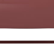 Nahaufnahme einer Sonnenliege in Rot aus seitlicher Perspektive