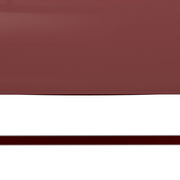 Nahaufnahme einer Sonnenliege in Rot aus seitlicher Perspektive