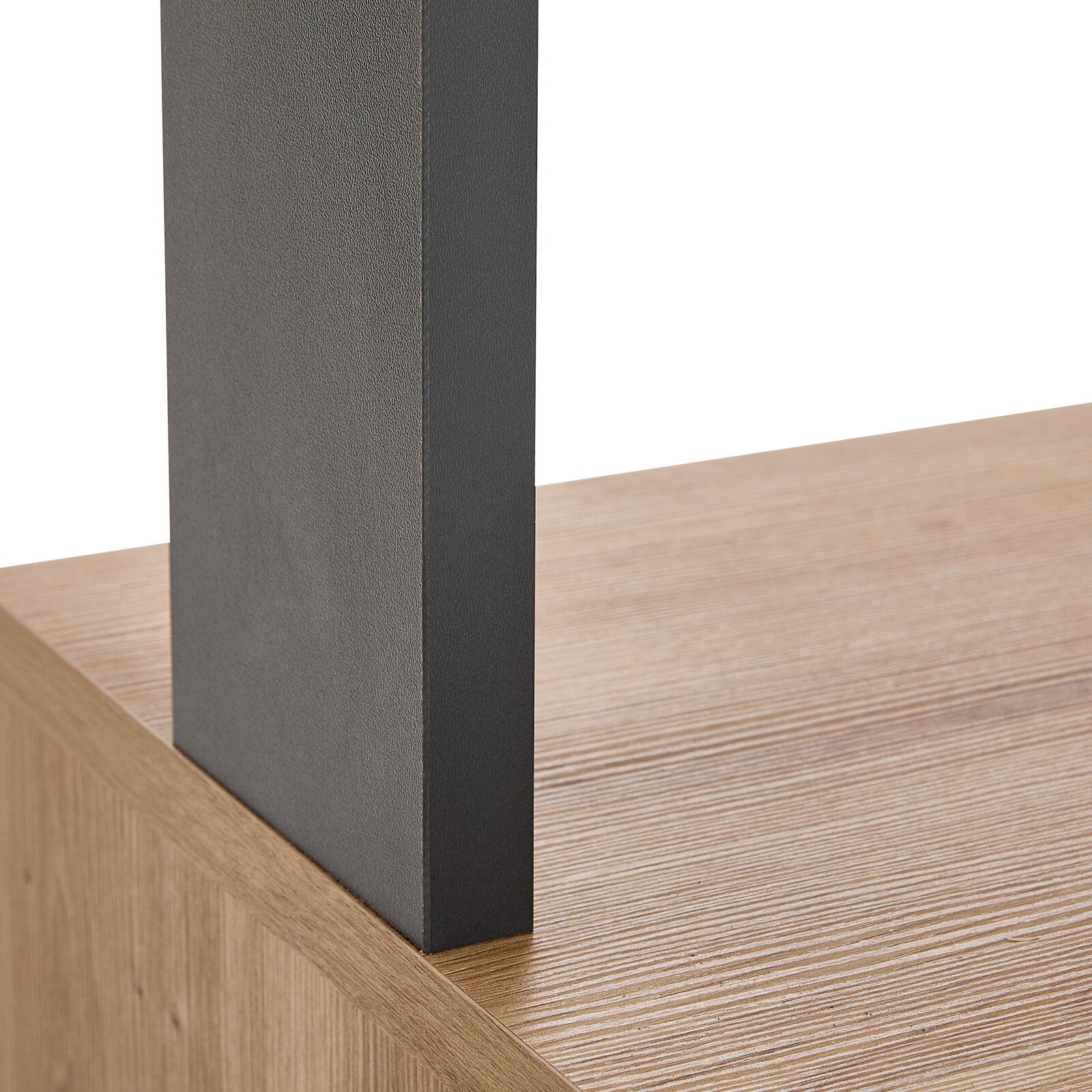 Nahaufnahme eines Regals mit Holzoptik und dunklem Metallrahmen, seitliche Perspektive.