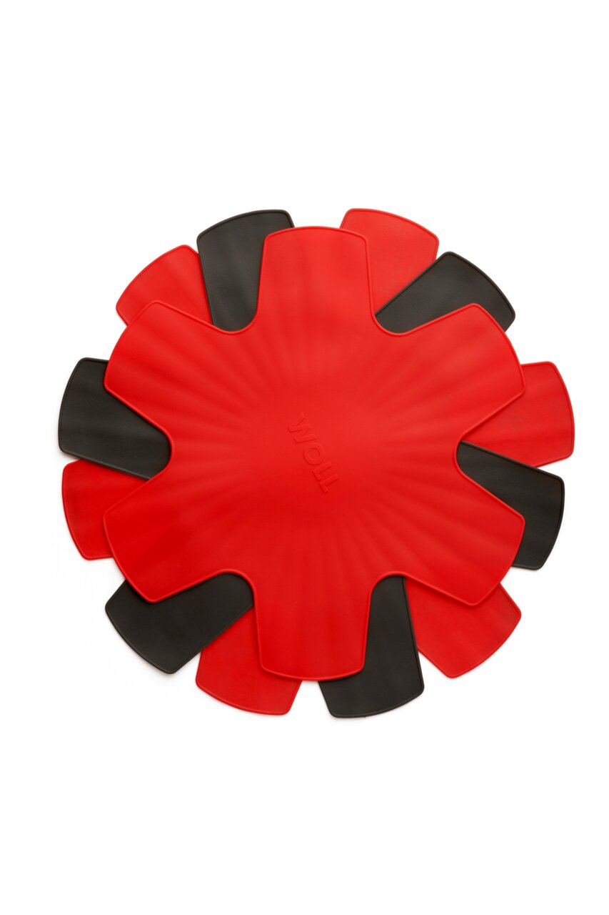 Pfannenschutz-Set in Rot und Schwarz, von oben betrachtet, bestehend aus zwei überlappenden, blütenförmigen Schutzmatten.
