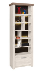 Regal mit mehreren Fächern, dekoriert mit Büchern und Accessoires, aus hellem Holz mit dunklem Hintergrund, frontal betrachtet.