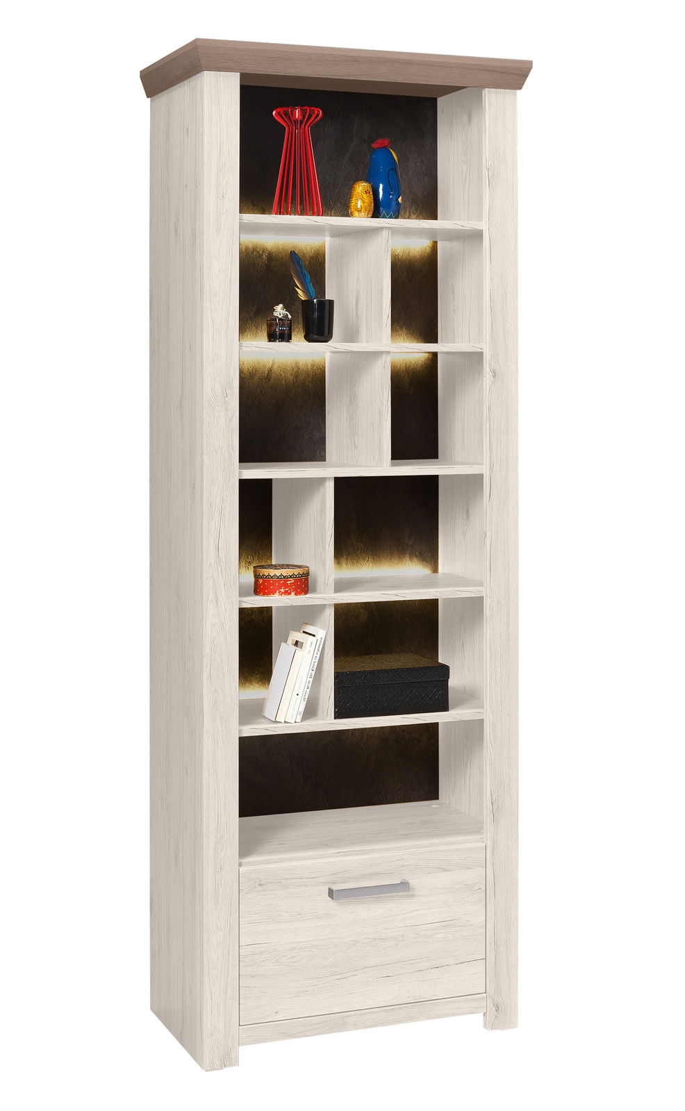 Regal mit mehreren Fächern, dekoriert mit Büchern und Accessoires, aus hellem Holz mit dunklem Hintergrund, frontal betrachtet.