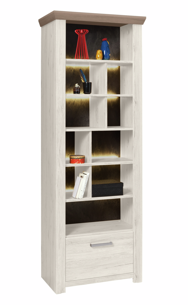 Regal mit mehreren Fächern, dekoriert mit Büchern und Accessoires, aus hellem Holz mit dunklem Hintergrund, frontal betrachtet.