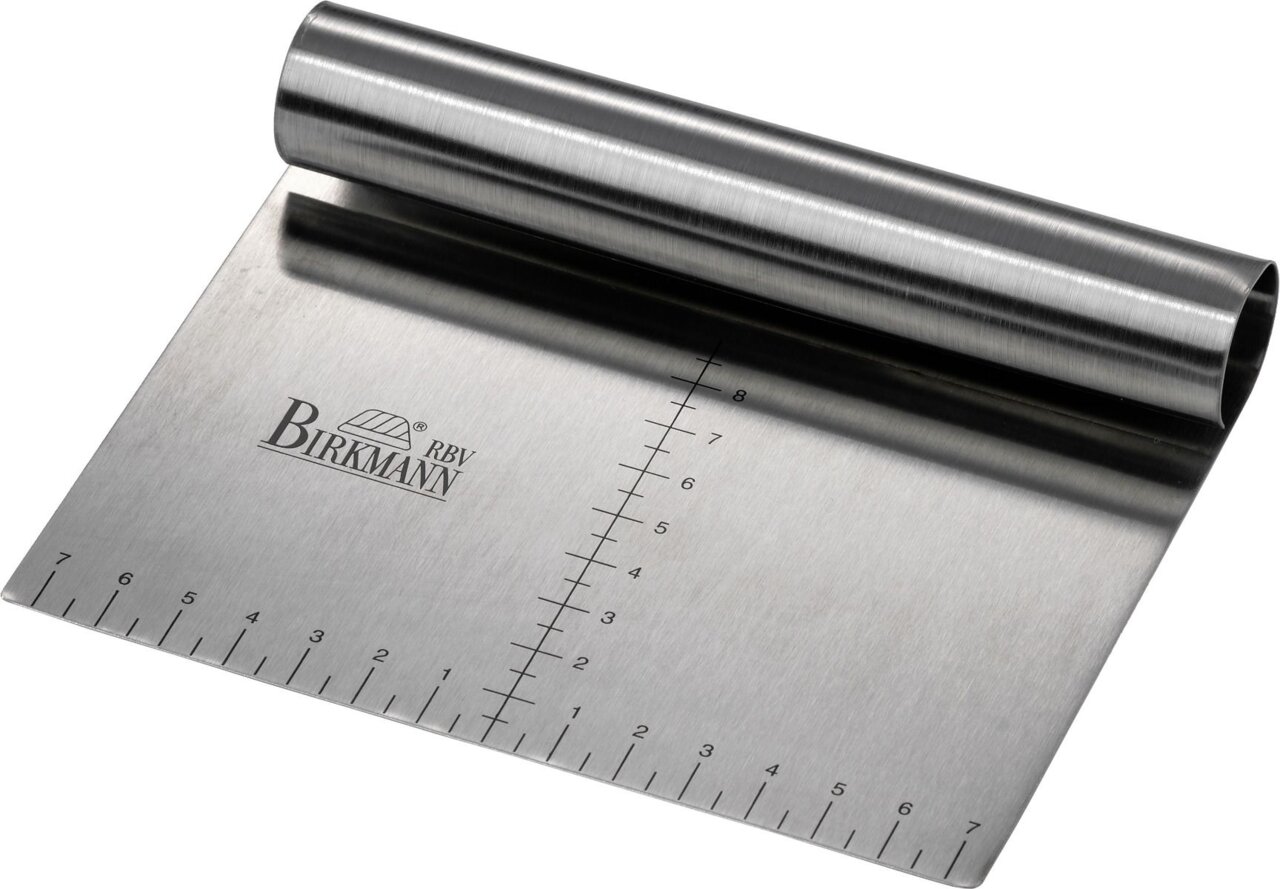 Teigkarte aus Edelstahl mit Griff und Messskala, seitliche Perspektive