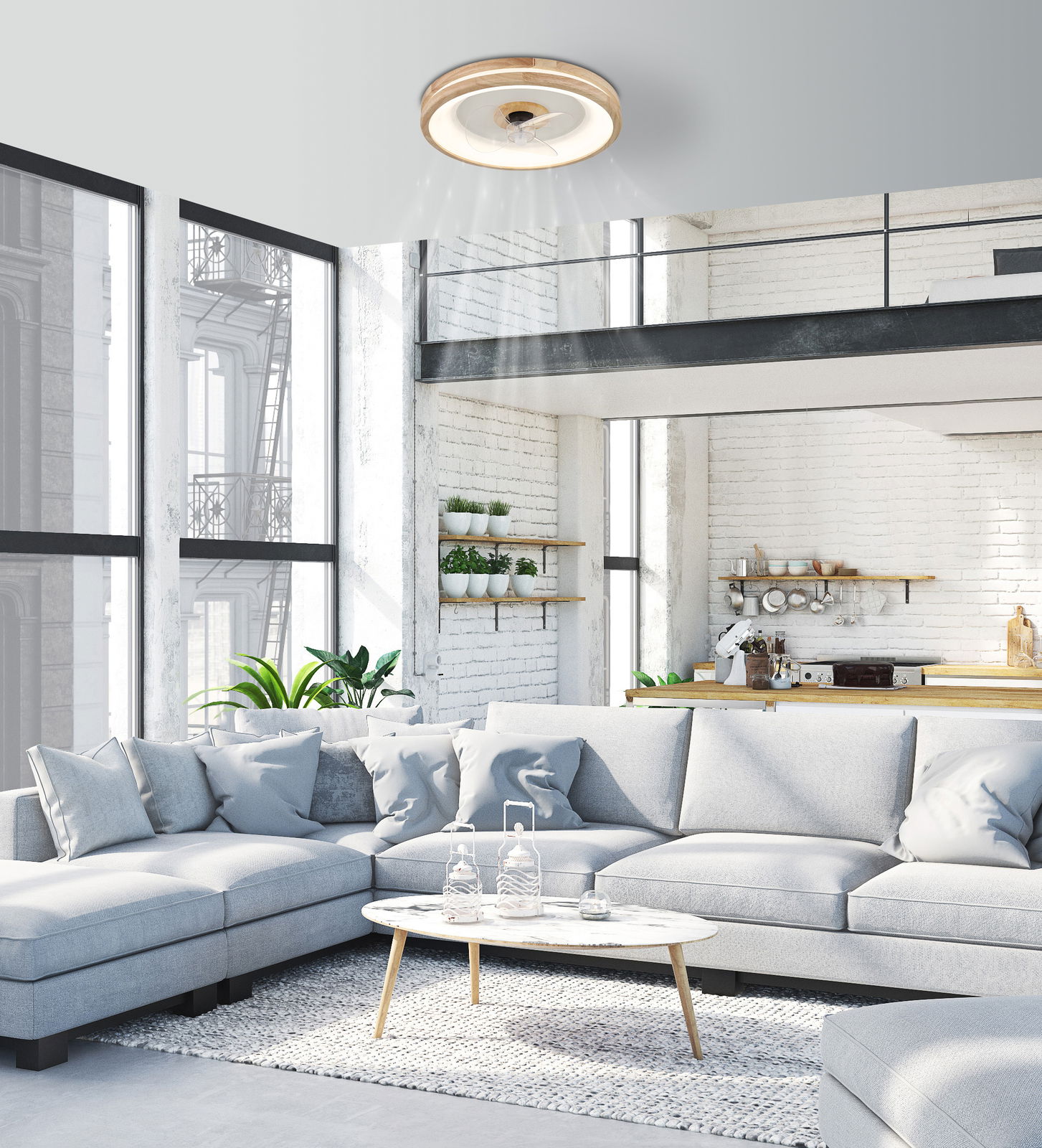 Moderner Deckenventilator mit Holzrahmen und integriertem Licht, von unten betrachtet in einem stilvollen Wohnzimmer mit großen Fenstern und grauem Sofa.