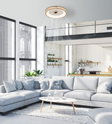 Moderner Deckenventilator mit Holzrahmen und integriertem Licht, von unten betrachtet in einem stilvollen Wohnzimmer mit großen Fenstern und grauem Sofa.