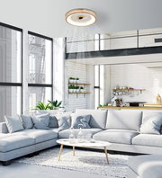 Moderner Deckenventilator mit Holzrahmen und integriertem Licht, von unten betrachtet in einem stilvollen Wohnzimmer mit großen Fenstern und grauem Sofa.