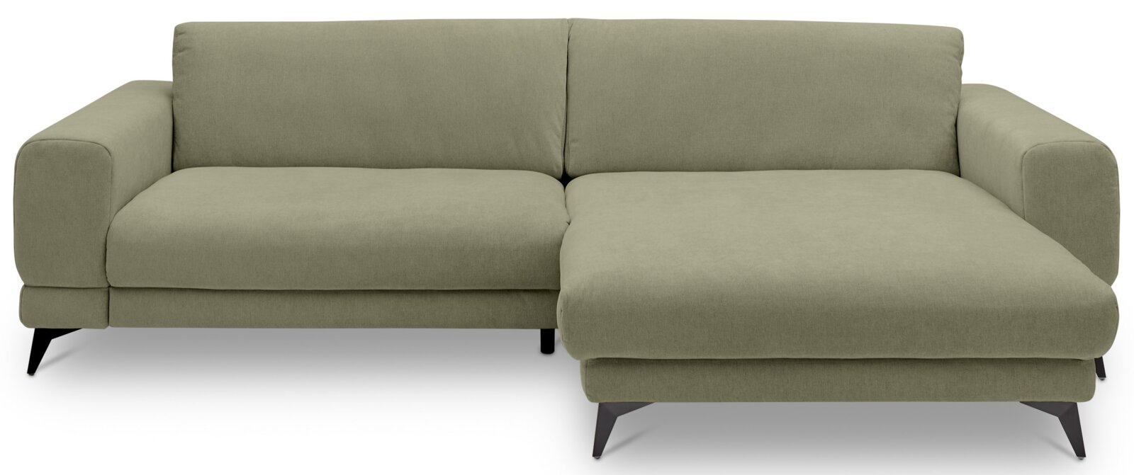 Olivgrünes Ecksofa mit rechter Recamiere, breiten Armlehnen und schwarzen Metallfüßen, freigestellt auf weißem Hintergrund, Ansicht von vorne