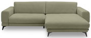 Olivgrünes Ecksofa mit rechter Recamiere, breiten Armlehnen und schwarzen Metallfüßen, freigestellt auf weißem Hintergrund, Ansicht von vorne