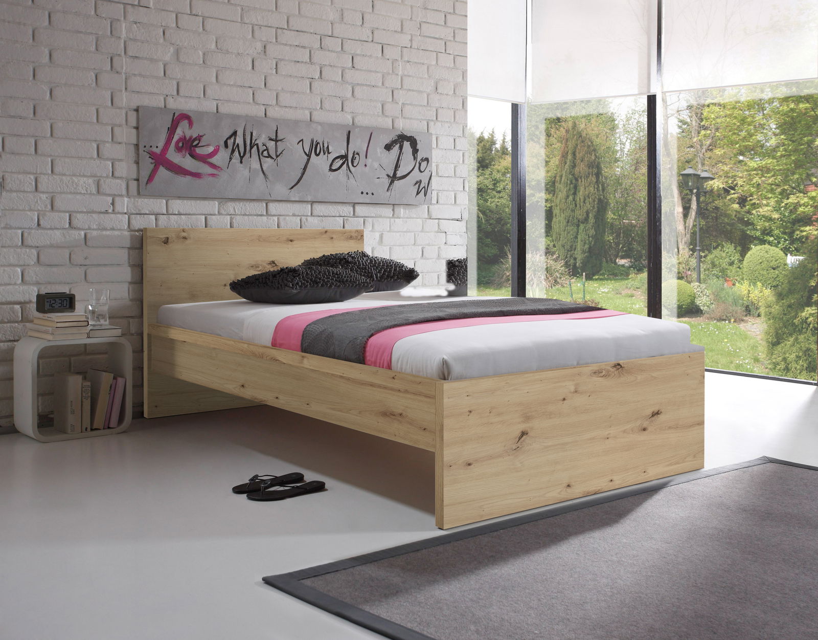 Z2 Bett MALMÖ Modernes Holzbett in einem hellen Raum mit großen Fenstern, seitliche Perspektive