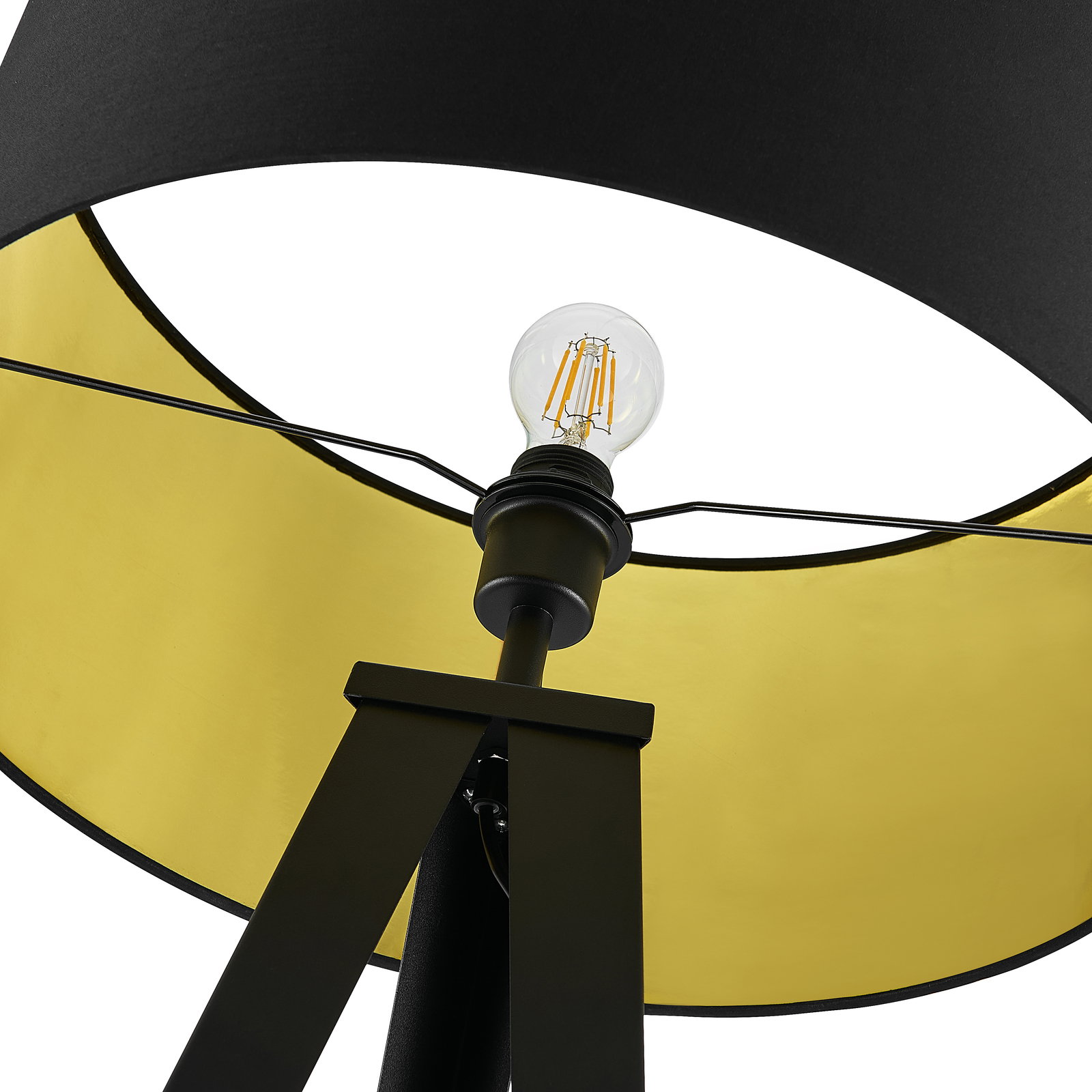 Nahaufnahme einer Stehleuchte von unten, mit schwarzem Schirm und gelber Innenseite, sichtbare Glühbirne.