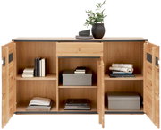 Geöffnetes Sideboard aus Holz mit mehreren Fächern, gefüllt mit Büchern, Boxen und Dekorationen, aus frontaler Perspektive.