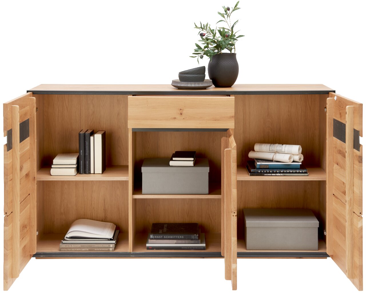 Geöffnetes Sideboard aus Holz mit mehreren Fächern, gefüllt mit Büchern, Boxen und Dekorationen, aus frontaler Perspektive.