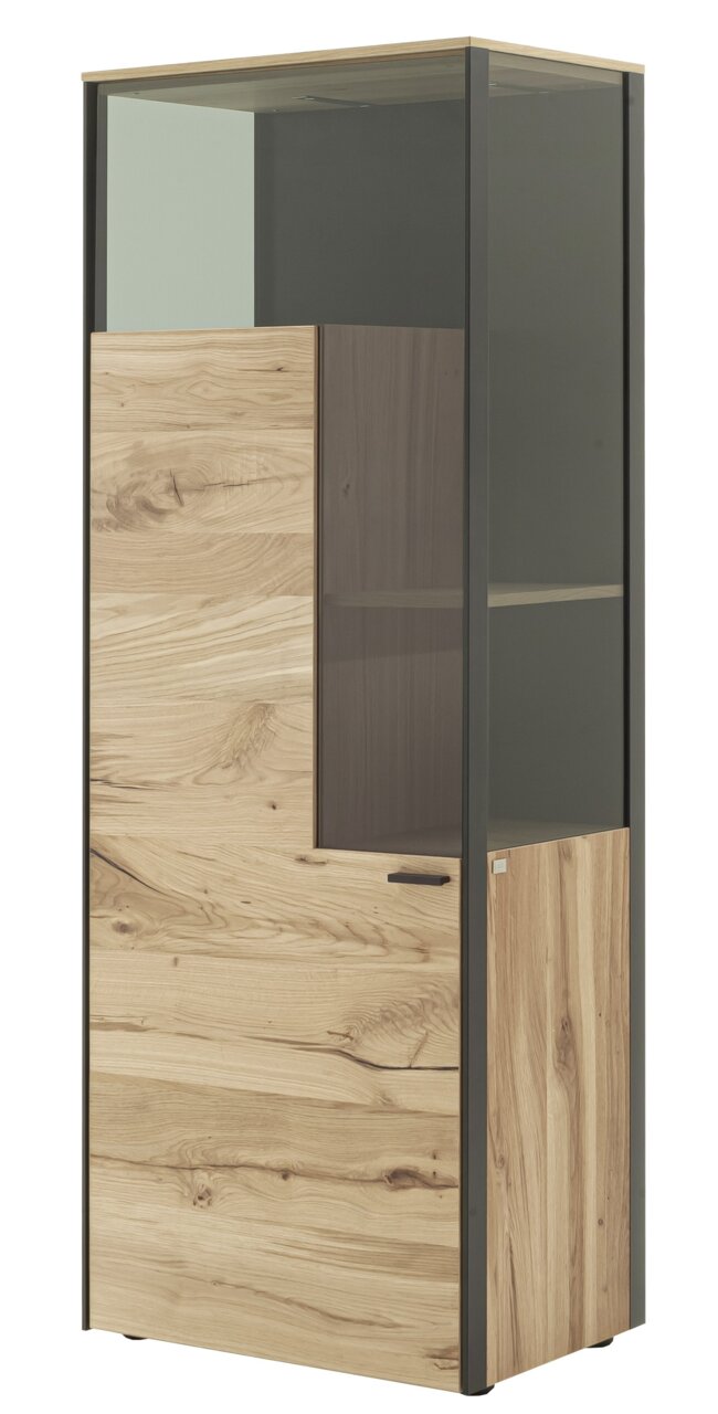 Hoog houten dressoir met glazen elementen, vooraanzicht