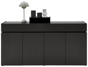 Moderner schwarzer XXL-Schuhschrank mit vier Türen, dekoriert mit einer Tischlampe und Glasobjekten, Frontalansicht.