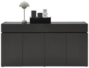 Moderner schwarzer XXL-Schuhschrank mit vier Türen, dekoriert mit einer Tischlampe und Glasobjekten, Frontalansicht.