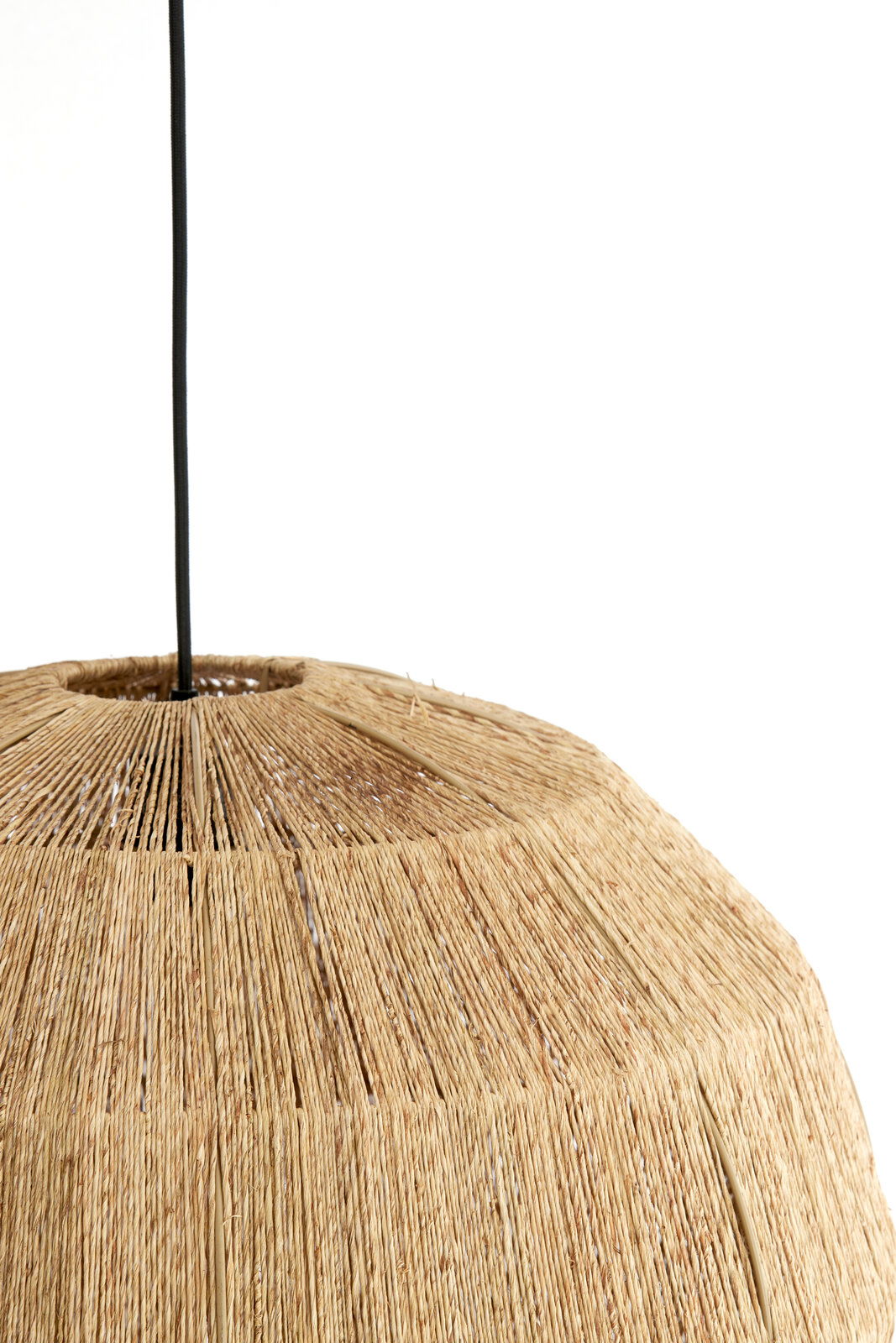 Hängeleuchte aus natürlichem Material mit schwarzem Kabel, seitliche Perspektive