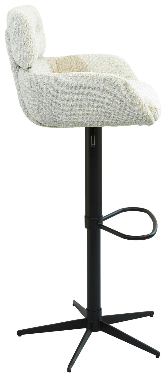 Seitenansicht eines modernen Barhockers mit gepolsterter Sitzfläche und Rückenlehne in hellem Stoff, schwarzem Metallgestell und Fußstütze.