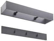 Garderobenpaneel-Set in dunklem Grau, bestehend aus einem breiten Paneel mit Kleiderstange und einem Paneel mit drei Haken. Perspektive von schräg unten.