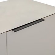 Schwarzer, minimalistischer Griff an weißer Schubladenfront, Detailaufnahme aus schräger Seitenansicht von oben