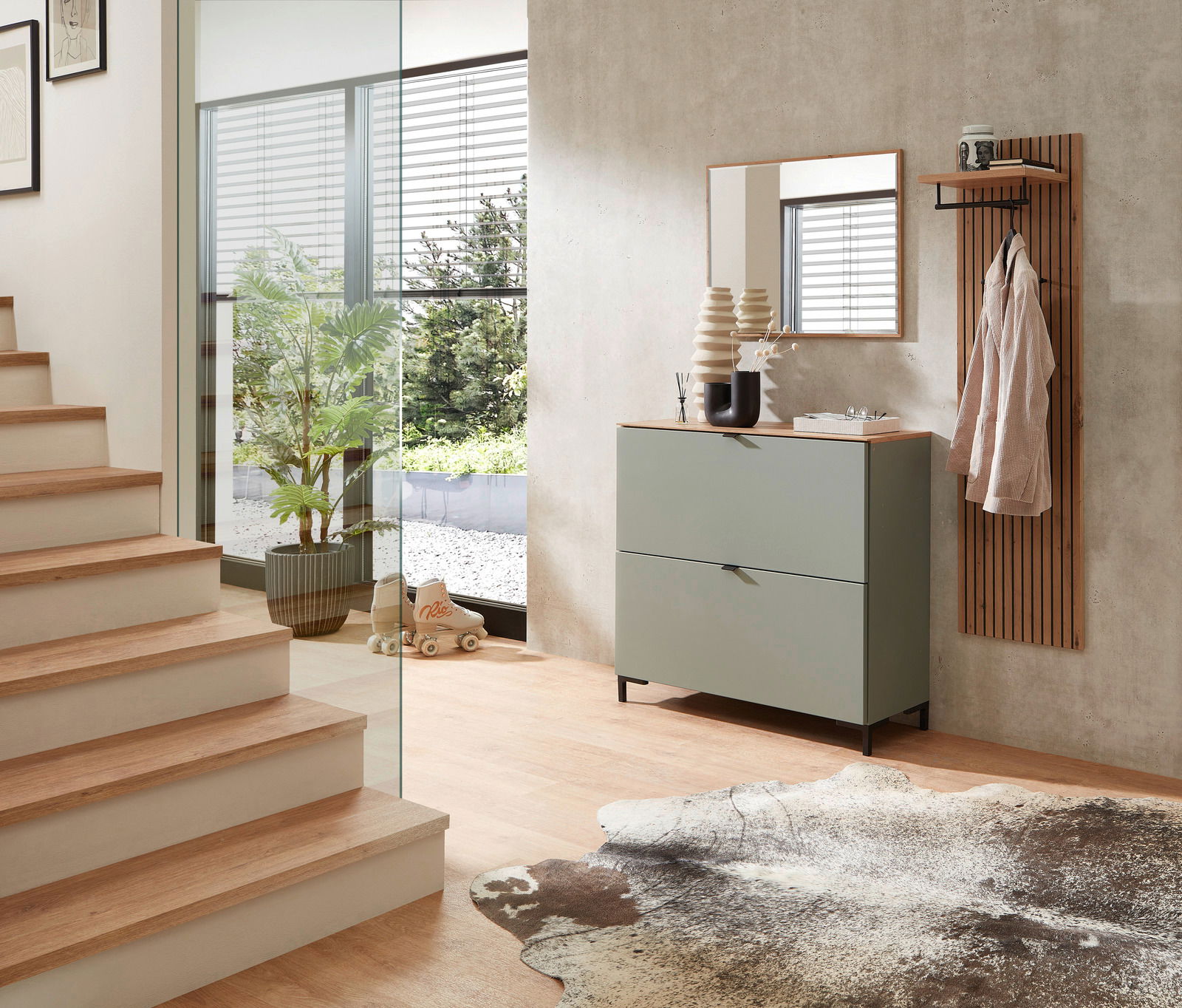 Moderner Eingangsbereich mit grünem Hänge-Schuhschrank, Spiegel und Garderobenpaneel aus Holz, seitliche Perspektive.