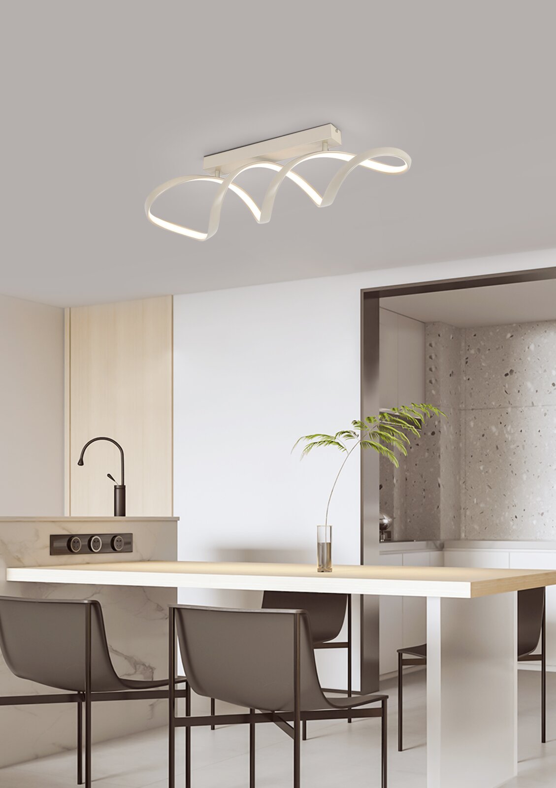 Moderne LED-Deckenleuchte in geschwungenem Design, von unten betrachtet in einem stilvollen Esszimmer.