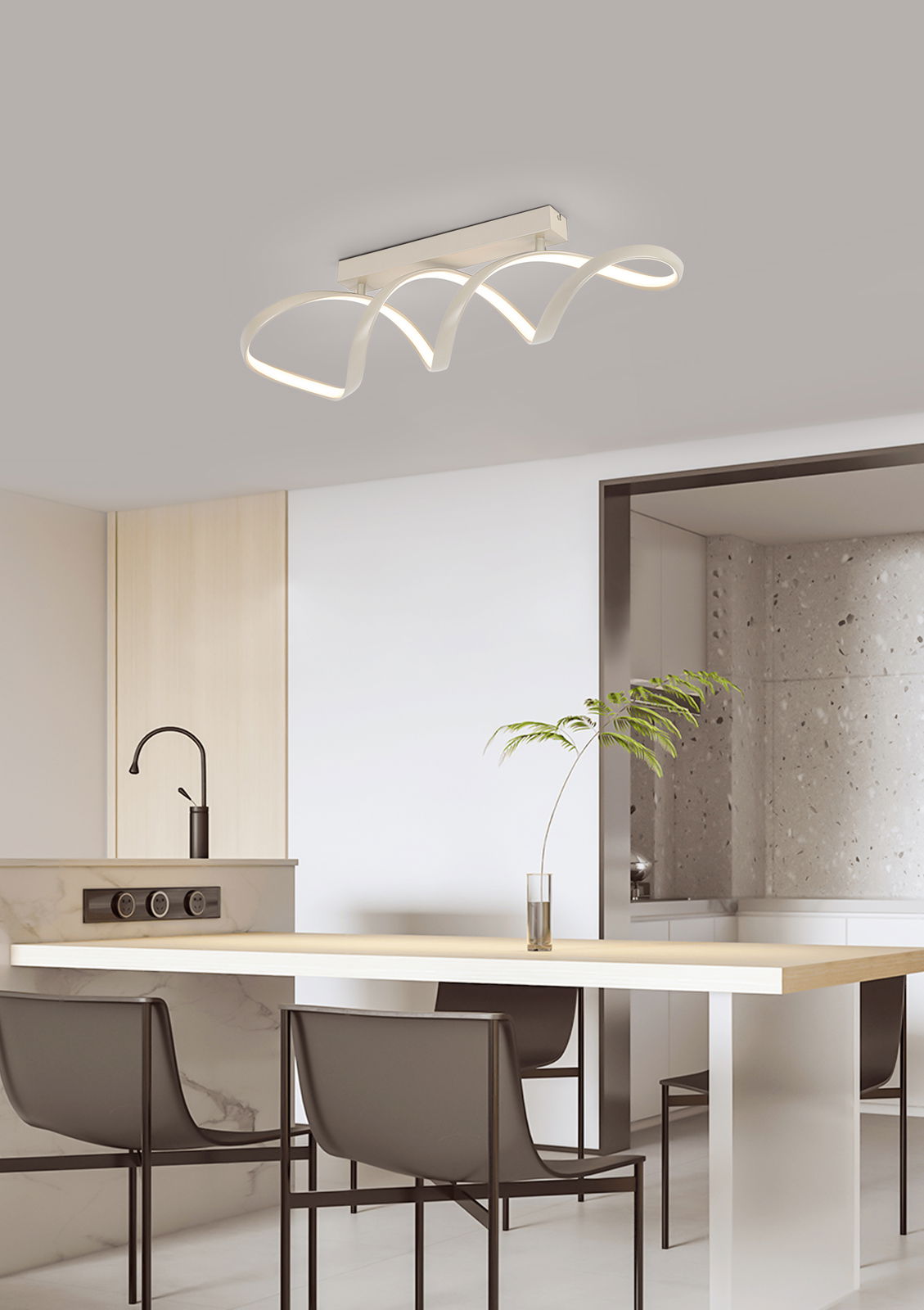 Moderne LED-Deckenleuchte in geschwungenem Design, von unten betrachtet in einem stilvollen Esszimmer.