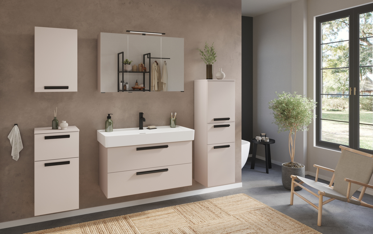 Modernes Waschtisch-Set in einem stilvollen Badezimmer, frontal betrachtet, mit einem großen Spiegel, Schränken und einem Waschbecken mit schwarzen Armaturen.