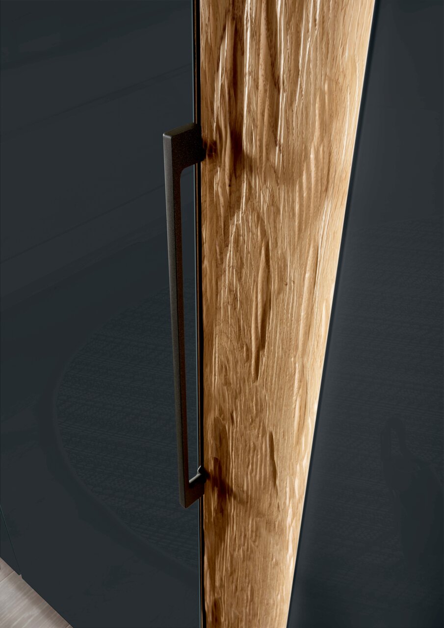 Nahaufnahme eines Drehtürenschranks mit einer Kombination aus Holz- und dunklen Oberflächen, seitliche Perspektive.
