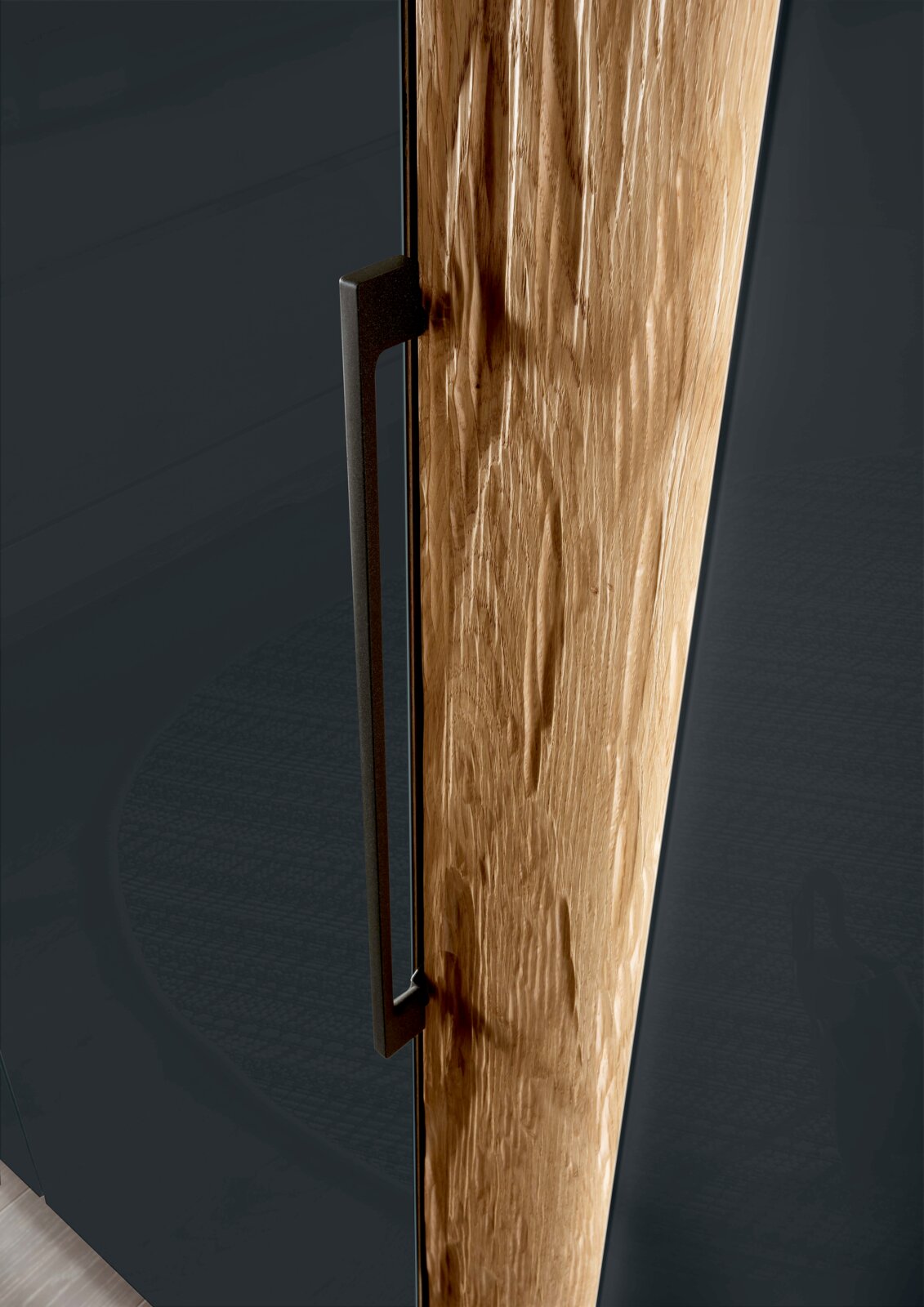 Close-up van een kast met draaideuren, met een combinatie van houten en donkere oppervlakken, gezien vanaf de zijkant.