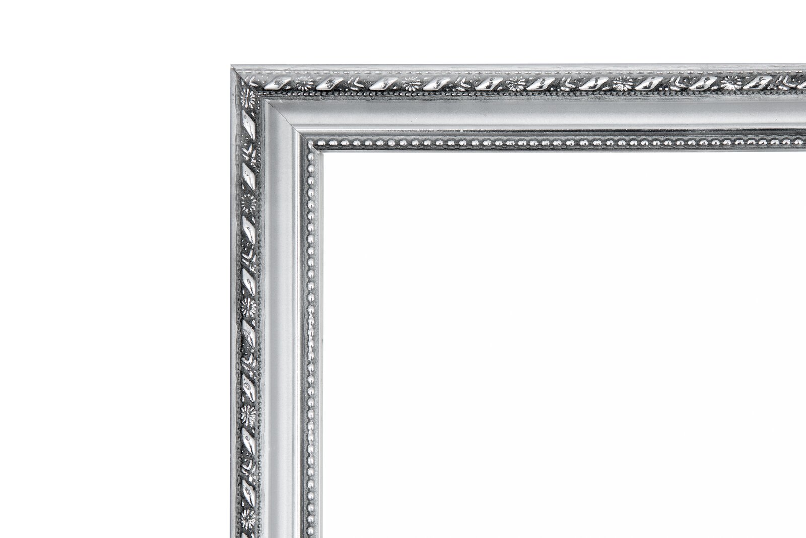 Detailansicht eines silbernen Standspiegels mit verziertem Rahmen, Perspektive von der Ecke.