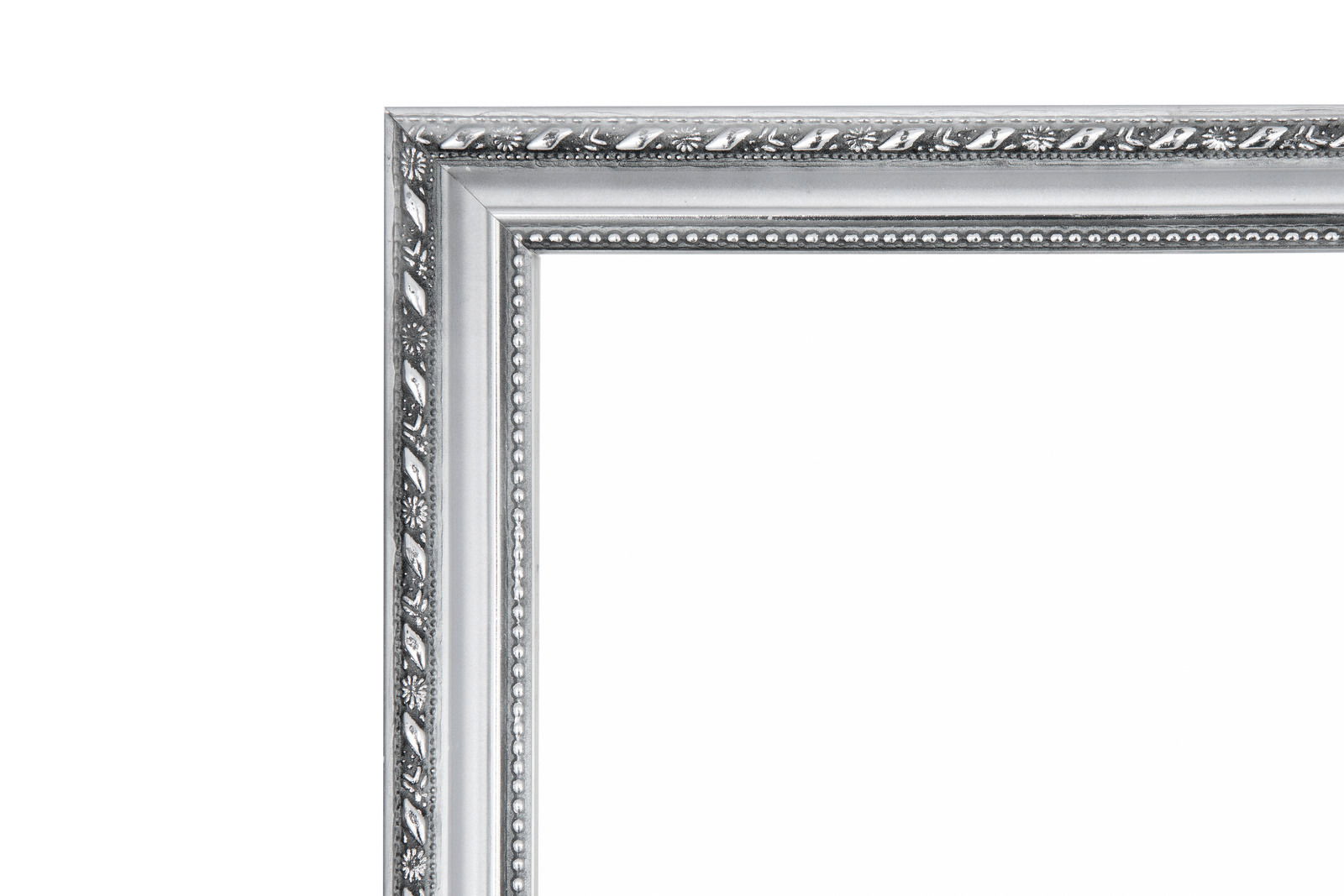 Detailansicht eines silbernen Standspiegels mit verziertem Rahmen, Perspektive von der Ecke.