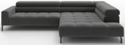 Donkergrijze modulaire hoekbank met chaise longue rechts, gecapitonneerde zittingen en lage metalen poten, weergegeven in vooraanzicht met lichte hoek (driekwartperspectief) op witte achtergrond.