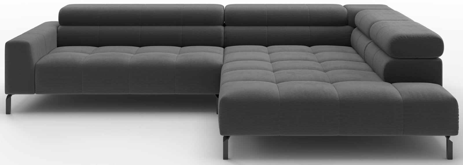 Donkergrijze modulaire hoekbank met chaise longue rechts, gecapitonneerde zittingen en lage metalen poten, weergegeven in vooraanzicht met lichte hoek (driekwartperspectief) op witte achtergrond.
