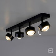 Schwarze, moderne LED-Deckenleuchte mit mehreren schwenkbaren Spotköpfen auf rechteckiger Schiene, warmweiß leuchtend, fotografiert aus leicht schräger Untersicht.