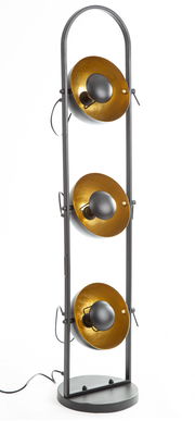 Stehleuchte mit drei goldenen, schalenförmigen Lampenschirmen in einer vertikalen Anordnung, seitliche Perspektive.