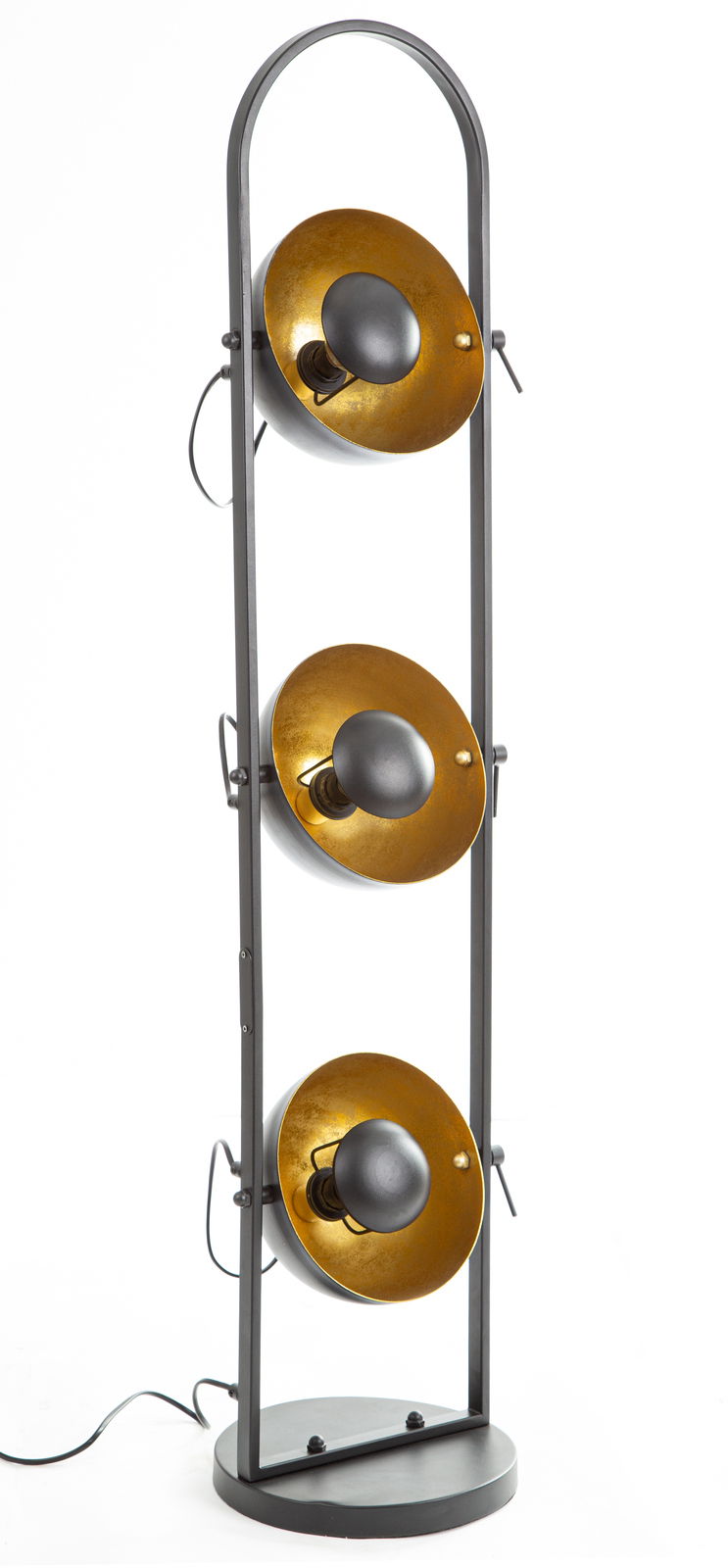 Stehleuchte mit drei goldenen, schalenförmigen Lampenschirmen in einer vertikalen Anordnung, seitliche Perspektive.