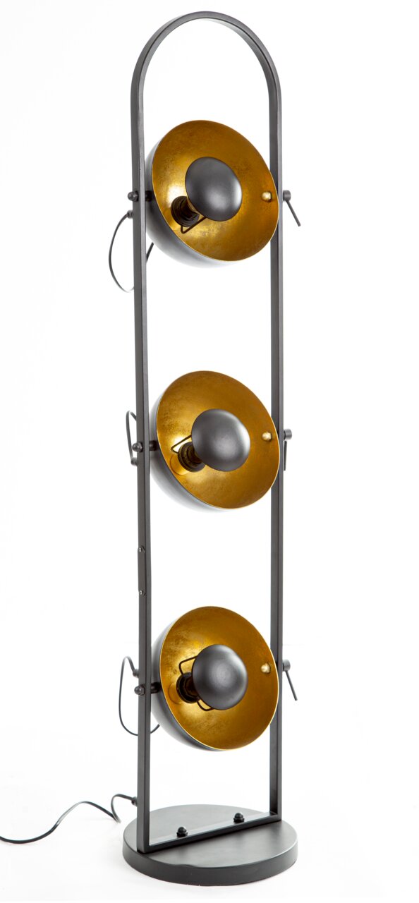 Novel Stehleuchte OLE OLE Stehleuchte mit drei goldenen, schalenförmigen Lampenschirmen in einer vertikalen Anordnung, seitliche Perspektive.