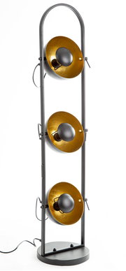 Stehleuchte mit drei goldenen, schalenförmigen Lampenschirmen in einer vertikalen Anordnung, seitliche Perspektive.