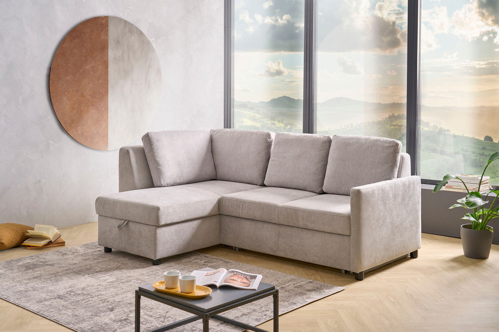 StepOne Ecksofa MULTIFLEX PLUS Graue Funktionsrundecke in einem modernen Wohnzimmer mit großem Fenster im Hintergrund, seitliche Perspektive