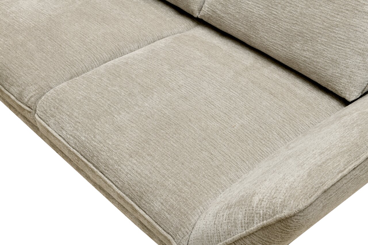 Nahaufnahme eines beigen Longchair-Sofas mit weicher Polsterung, von oben betrachtet.